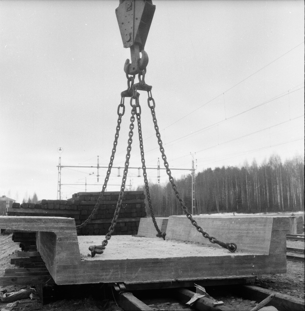 SJ-s stora kran lastar brotråg i Lottefors.
25/4 1959
