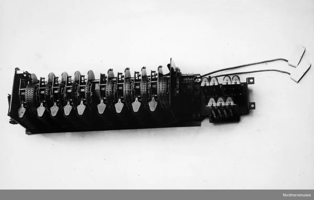 Teknisk gjenstand. oversida av forrige bilde. Usikkert hva, men trolig noe som ble fotografert av telefonsentralen i Kristiansund i sin tid. Datering muligens fra 1910-1920. Fra Nordmøre museums fotosamlinger.