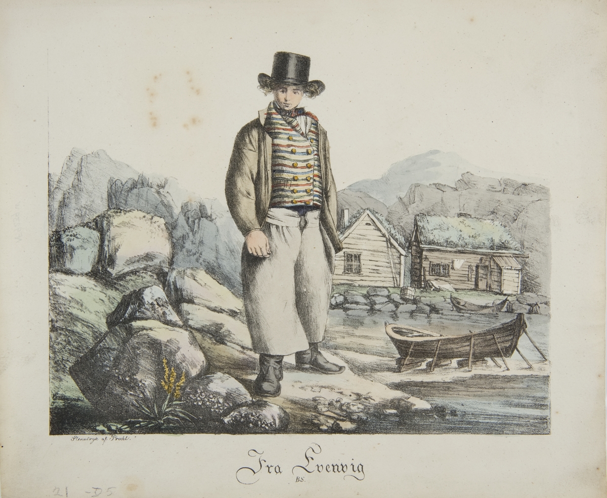 Kystlandskap med ung mann i drakt med hatt og stripet vest. Et par vestlandsstuer i bakgrunnen, samt fortøyd robåt. Fra Evenvig, Sogn og Fjordane.