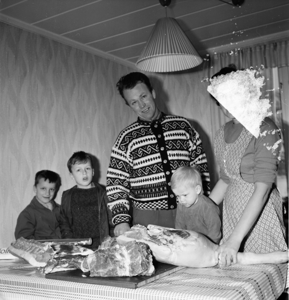 Familjen Jonas F. Svensson i Norrbyn, Söderala,
30 nov 1965. Åke, Roger, Jonas, Märtha och Ingrid.