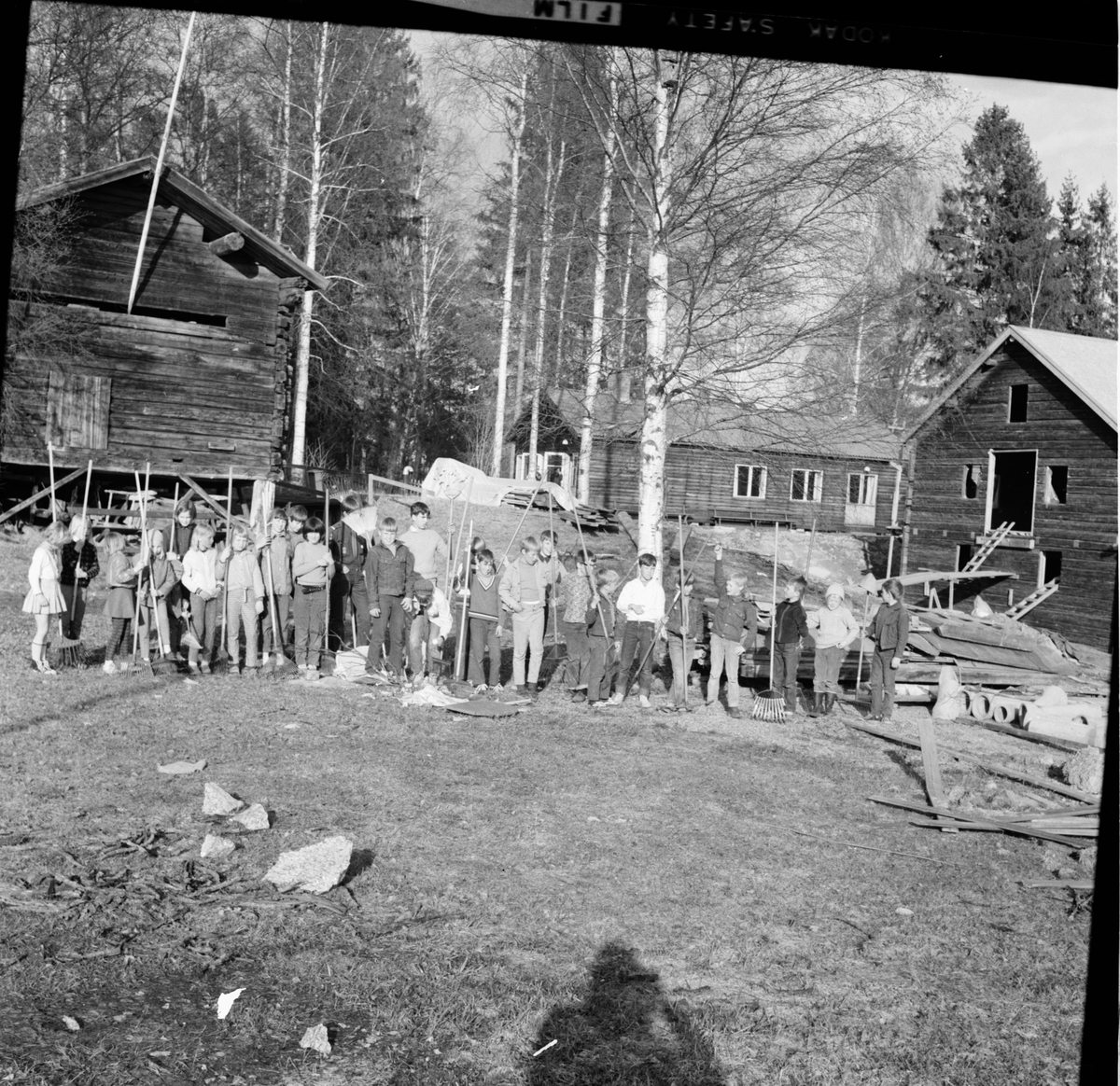 Arbrå,
Scouterna räfsar vid fornhemmet,
Mars 1969