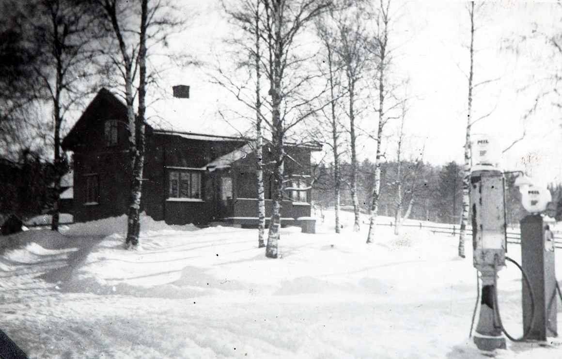 Bjørk, unna Engeloug, Ådalsbruk, Løten. Karlsens verksted. De første bensinpumpene. MIL, BP.