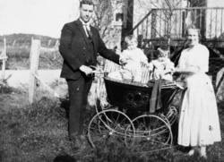 Kvinne og mann med tvillinger i barnevogn.