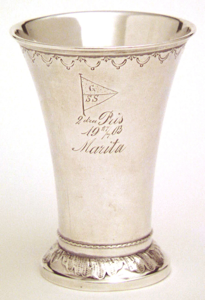 Prispokal av silver. Graverad text: GSS 2 dra 27/7 1903 Marita. Srämplad i botten: AW (Wahlberg), kattfot, G samt A7 =1903.