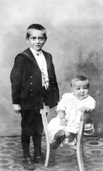 Portrett i atelier, av ukjent jente og gutt,visittkort, ca. 