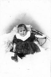 Portrett av liggende ukjent barn, visittkort, ca. 1900- 1910