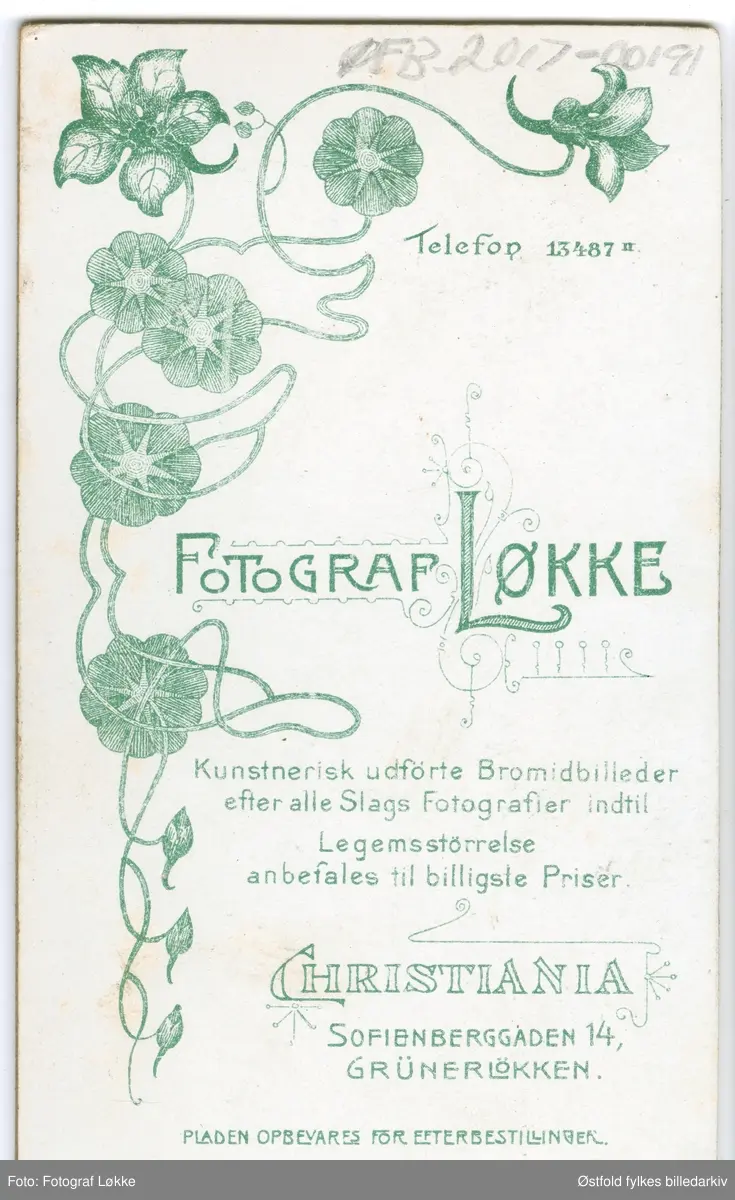 Portrett i atelier, av ukjent eldre kvinne og barn, visittkort, ca. 1890- 1900.