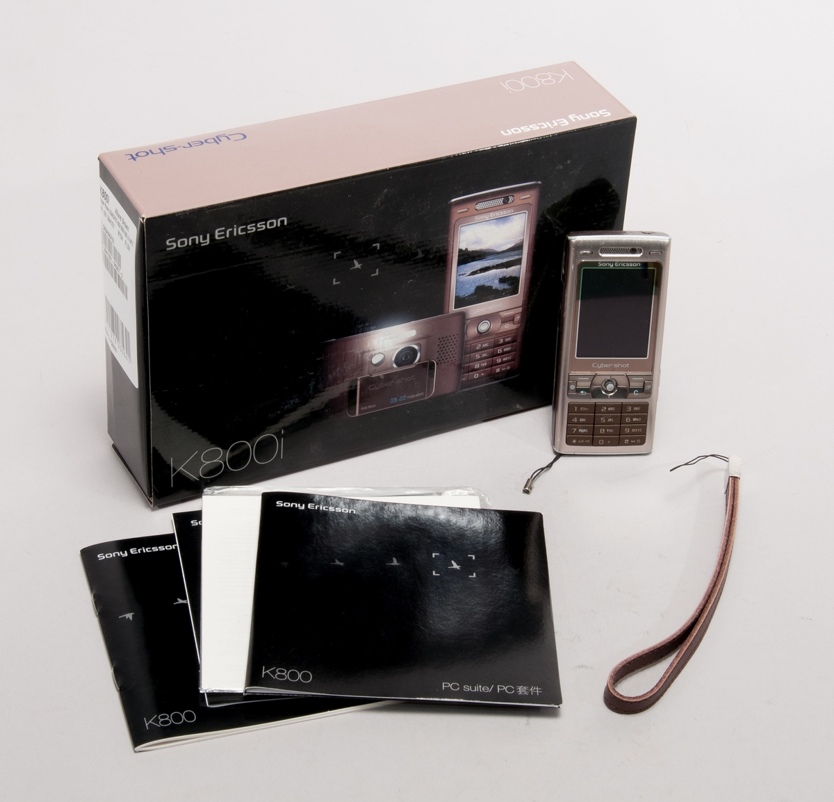 Mobiltelefon i originalförpackning, 

Typ Sony Ericsson Cyber-shot, K800i, 3,2 megapixel kamera.

typbeteckning AAD-3022031
ser.nr CB5A09DFSZ