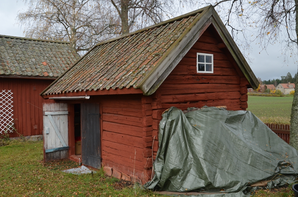 Ombytesstugan med uthus vid Huddunge hembygdsgård, Prästgården 1:1, Huddunge socken, Uppland 2014