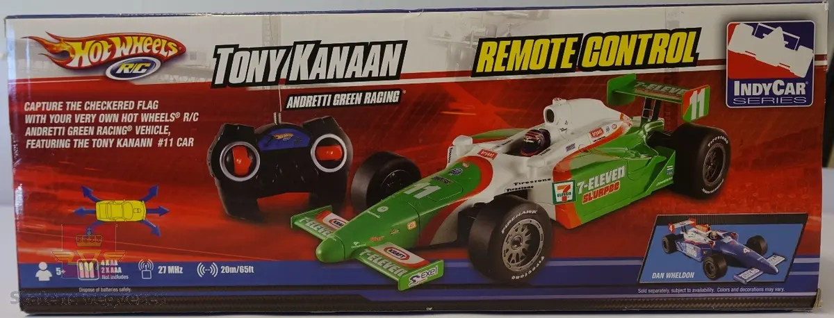Miniatyr, lekellbil i eske. Laget hovedsakelig av plast med eske av papp og plast. Grønn og hvit bil i blå, rød, hvit eske.
