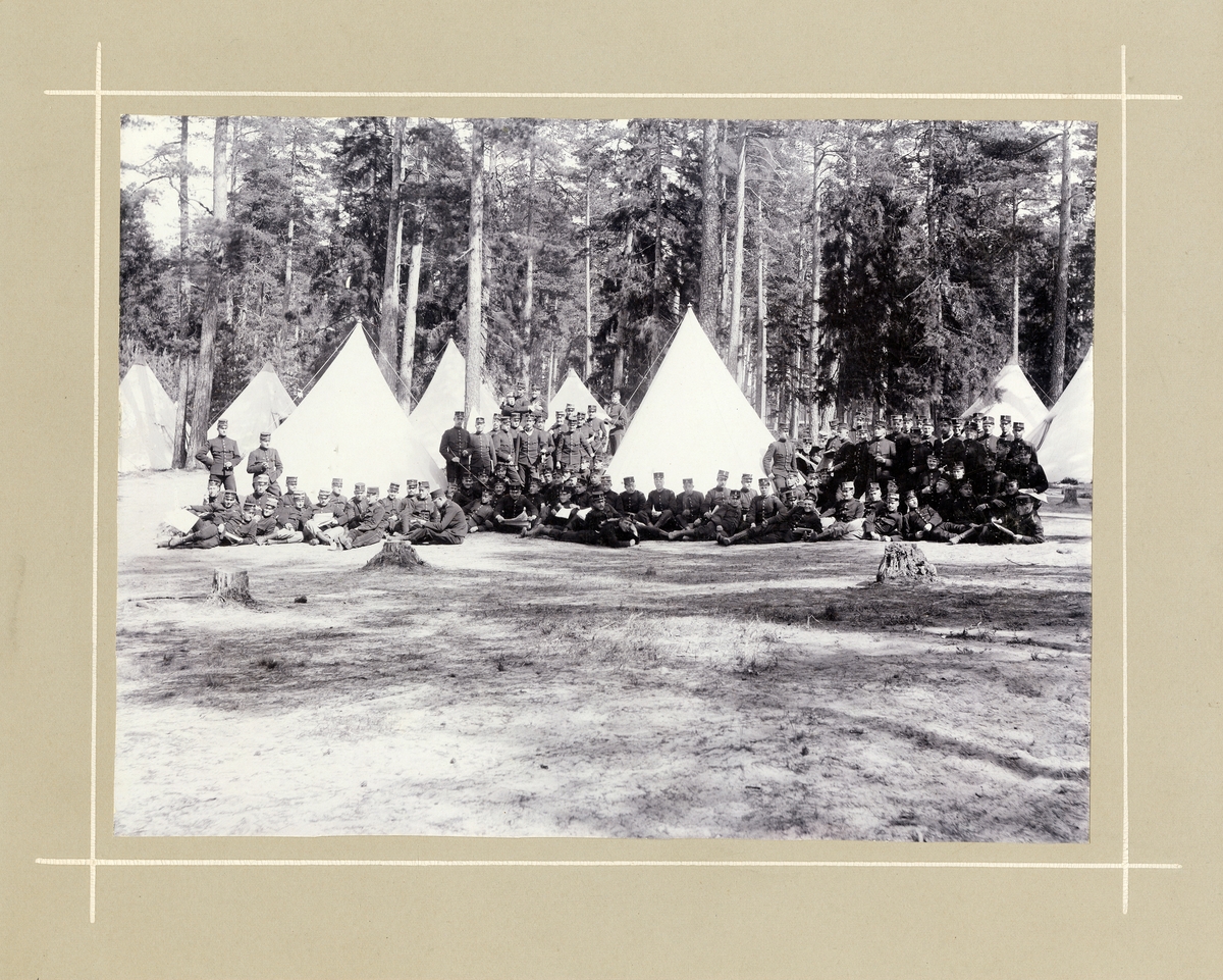 Grupporträtt av deltagarna i Krigsskolekursen på Marma skjuktfält 1896-1897.