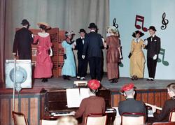 dans. Kostymene minner om My Fair Lady (1977) Serie med revy