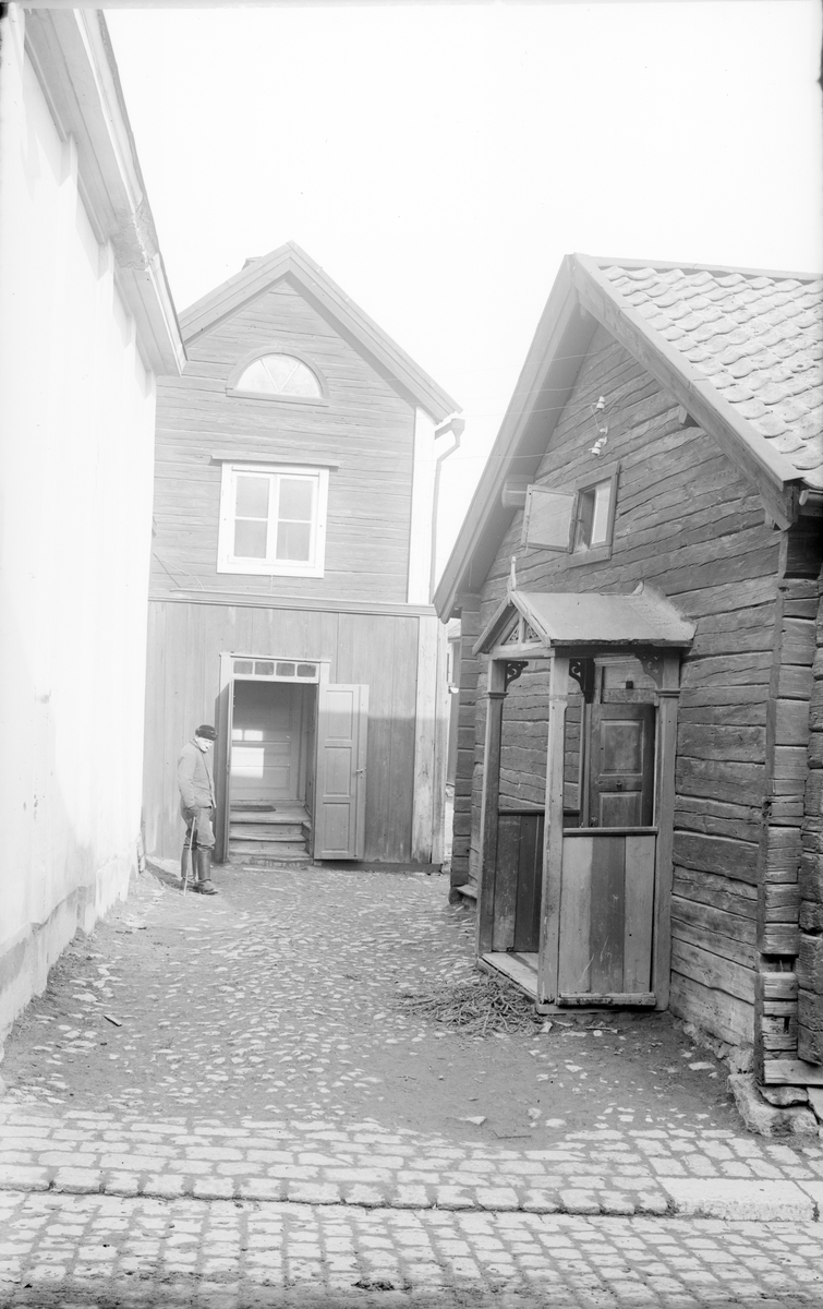 Gårdsinteriör från Ågatan 53 och Platensgatan 4 i Linköping. Dokumenterad av Östergötlands museum inför rivning 1927.
