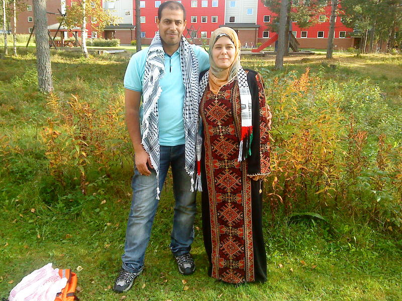Olfat og Abed, etter at de kom til Norge. Olfat er kledd i en tradisjonell palestinsk kjole. (Foto/Photo)