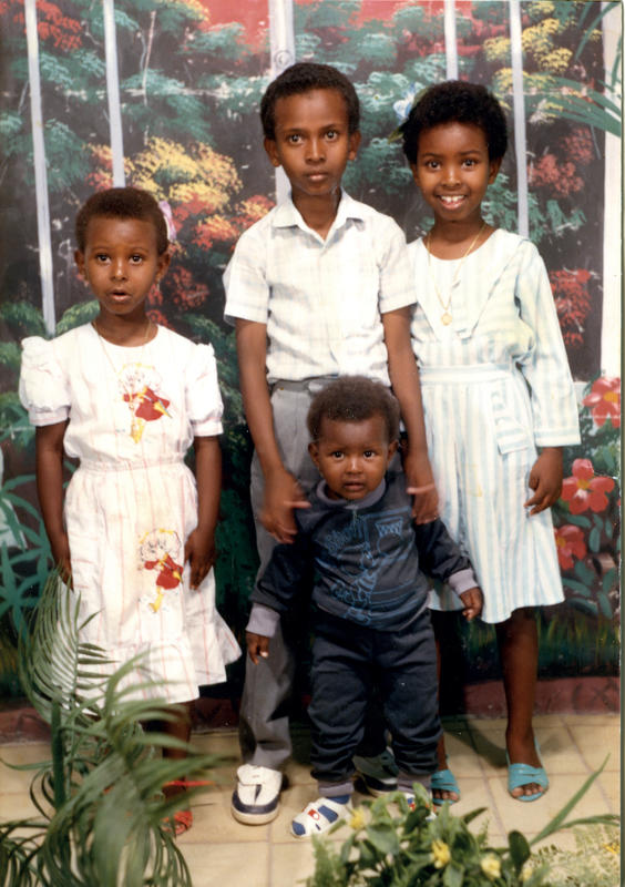 Bilde av fire av søsknene. Bak f.v: Samia, Axmed og Ayaan. Foran står Xamda, som døde i flyktningleiren i Etiopia.