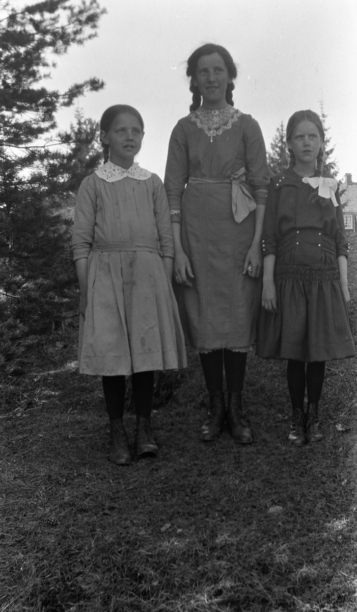 Tre unge jenter i helfigur. I midten Karine Holmstad, og på hver sin side Aslaug (til høyre) og Asta Gunnerød.