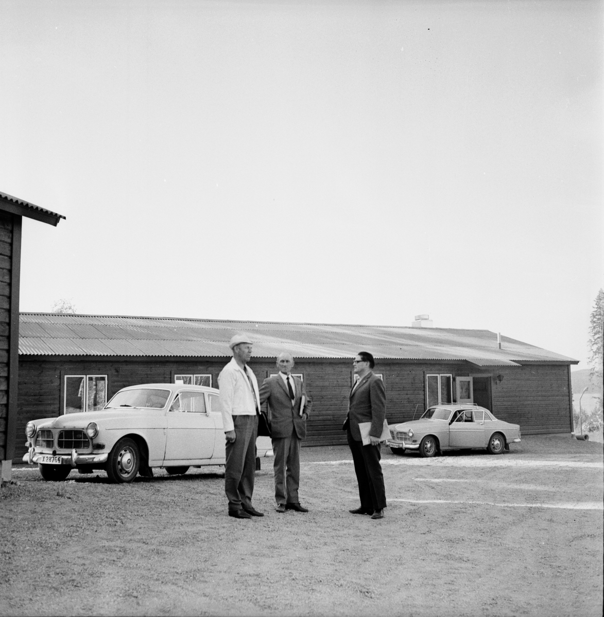 Vid värmestugan i Orfa. Juli 1972. Tre män och två Volvo Amazon.