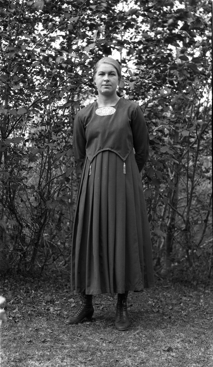 En serie på sju bilder av to kvinner og to menn, antatt søsken, i forskjellige grupperinger og positurer.
Følgende refererer til bilde nr. 1: Fra venstre Bernt Hagen, Anthon Hagen, Signe Hagen, Olga Hagen (?).