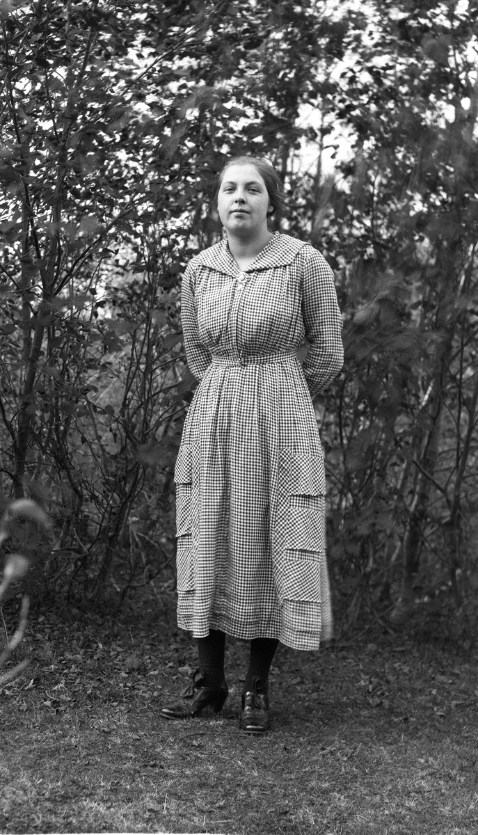 En serie på sju bilder av to kvinner og to menn, antatt søsken, i forskjellige grupperinger og positurer.
Følgende refererer til bilde nr. 1: Fra venstre Bernt Hagen, Anthon Hagen, Signe Hagen, Olga Hagen (?).