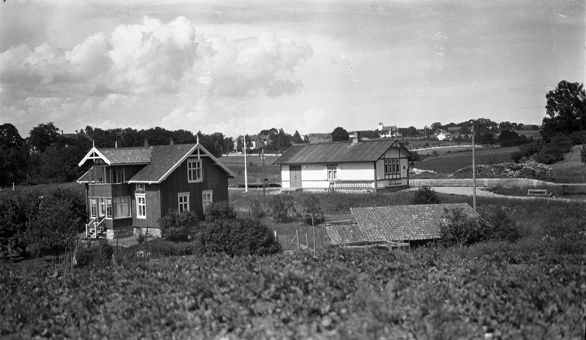 Kraby stasjon, Skreiabanen, ca. 1923-25. Rett bak stasjonsbygningen ses Hoff kirke.