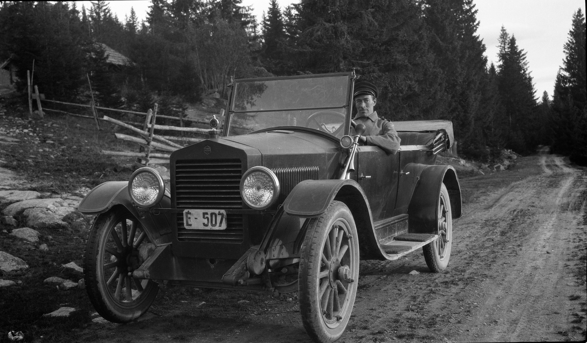 Sigurd Røisli ved rattet i William Zeiners 1920-modell Essex Touring, juni 1926. To bilder.