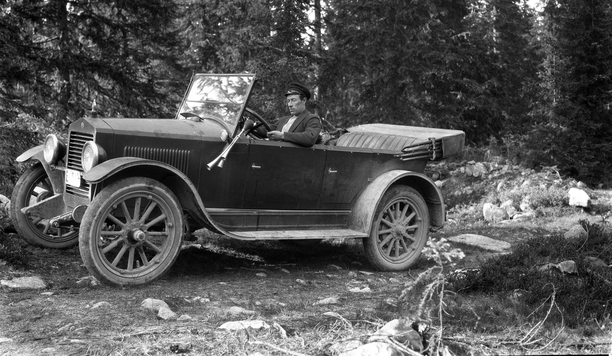 Sigurd Røisli ved rattet i William Zeiners 1920-modell Essex Touring, juni 1926. To bilder.