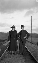 Uidentifisert mann og kvinne på jernbanelinja ved Kraby Stas