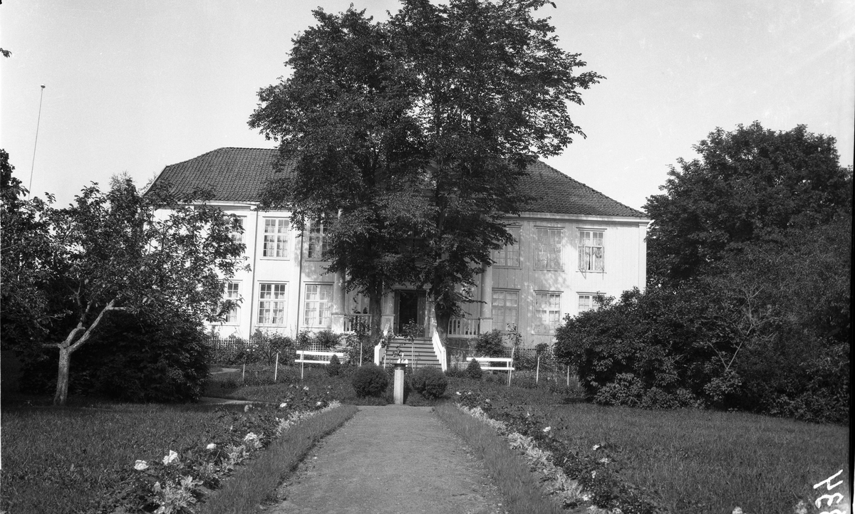 To bilder av hovedbygningen på gården Rogneby, Østre Toten.