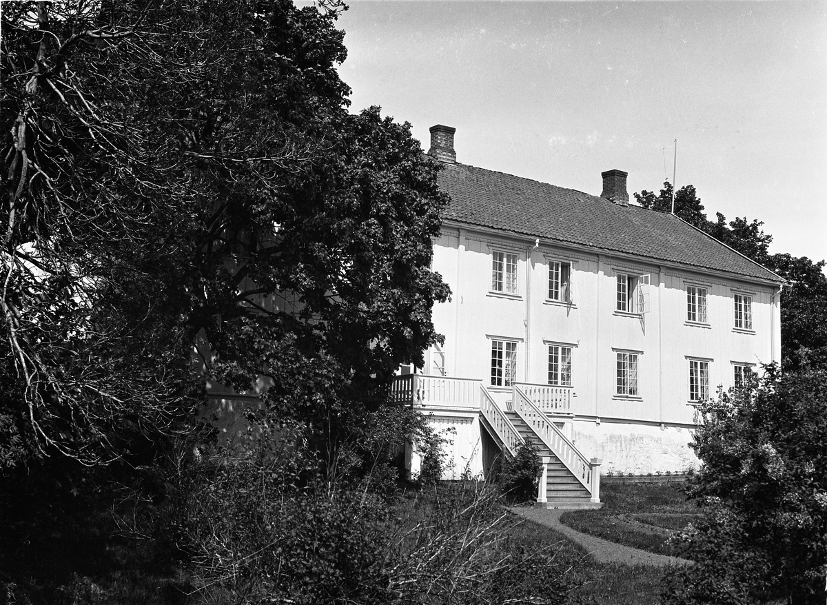 Antatt hovedbygningen i Hoff Prestegård fotografert fra hagesida.