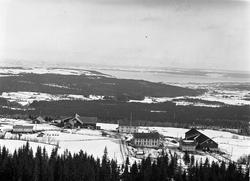 Utsikt mot Ovren-gårdene i Lensbygda/Øverskreien, Østre Tote