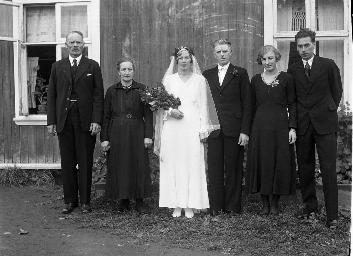 Brudeparet Nils Moe og Hedvig Stjernvang i midten omgitt av: Til venstre Gustav og Mathea Stjernvang, brudens foreldre, til høyre Mary Stjernvang (brudens søster) og Ole Tingvang. Stedet er brudens hjemsted Hellum.