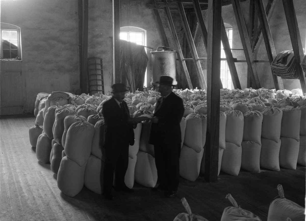 Ti interiørbilder fra Toten Potetmelfabrikk, Lena, Ø.Toten, første halvdel av 1930-tallet. På bilde 4 og 5 er to mannspersoner, hvorav den ene skal være daværende disponent G.J.Ruud, men uvisst hvilken av de to.