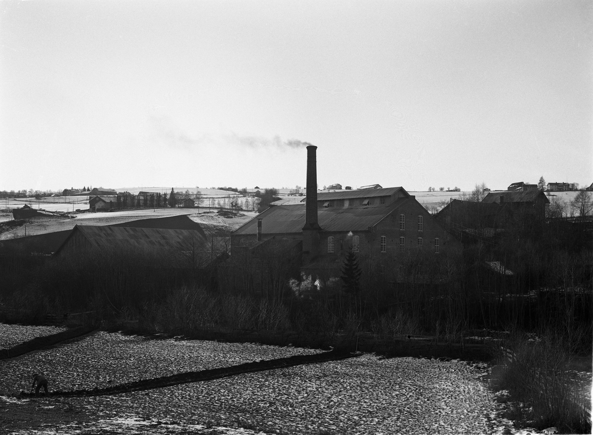 Toten Potetmelfabrikk, Lena, Ø.Toten. To bilder av fabrikkbygningen.