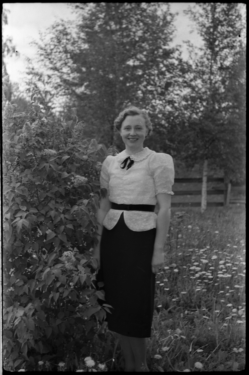 Agnes Lund fra Brunsberg, Ø.Toten. Portrettserie på 10 bilder 1938.
