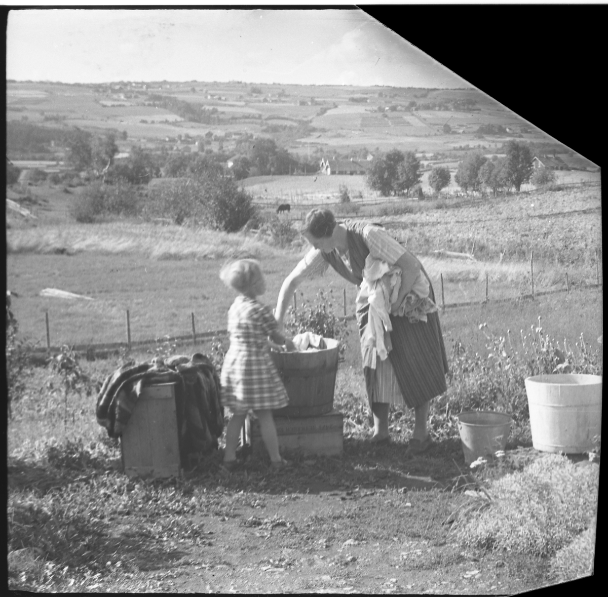 Karine Røisli og dattera Sigrun vasker klær hjemme på Odberg på Kraby, Ø.Toten.