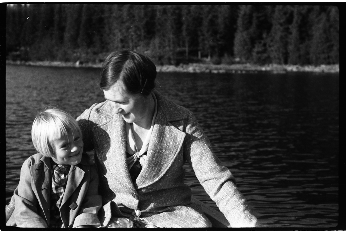 Karine Røisli og dattera Sigrun ved Skjeppsjøen, Totenåsen.