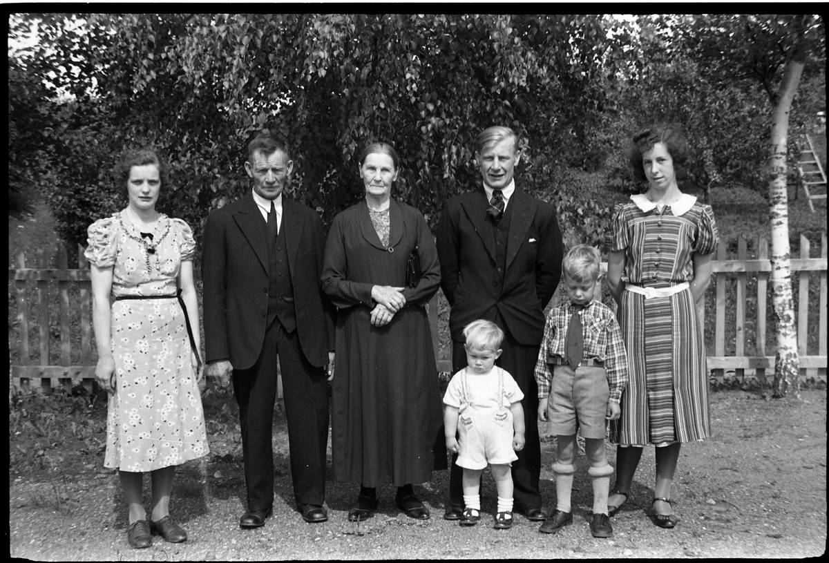 Medlemmer av Tallerud-slekta. Bak fra venstre: "Frk. Solberg", Otto og Mina Tallerud, Gunnar og Mally Tallerud. Barna foran: David (til venstre) og Guttorm Tallerud.