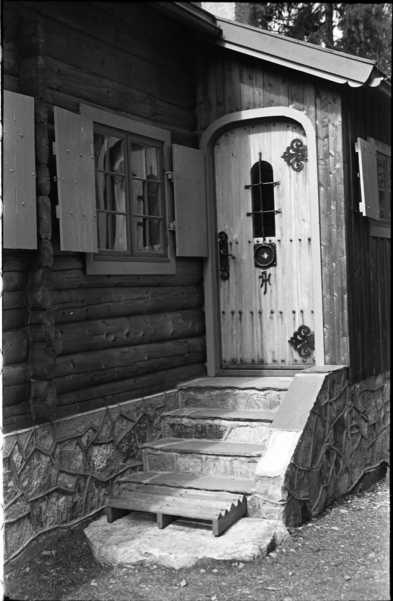 Eksteriørdetaljer fra sogneprest Holes hytte ved Skjeppsjøen på Totenåsen. Tre bilder.