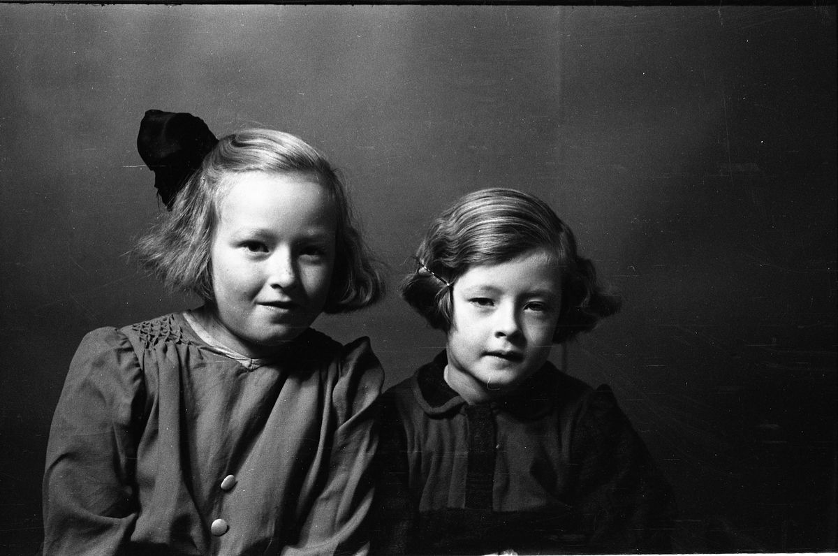 Portrett av to jenter. Fire bilder der de to er sammen på de to første, deretter hver for seg. Trolig Gerd (til venstre på de to første bildene) og Heidi Raddum, november 1943.
