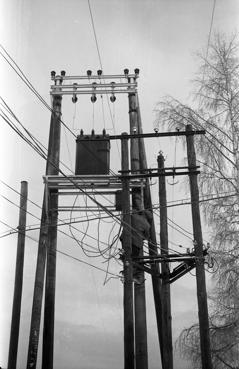 Lyslinje med stolper og transformator høsten 1944. Serie på sju bilder. Synes å være innenfor triangelet Østre Toten Sjukehus/Lena/Lillo. Sjukehuset kan såvidt skimtes mellom stolpene på bilde nr. to.