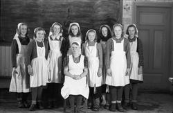 Sju bilder av jenter på "kokkeskole", trolig Hoffsvangen sko