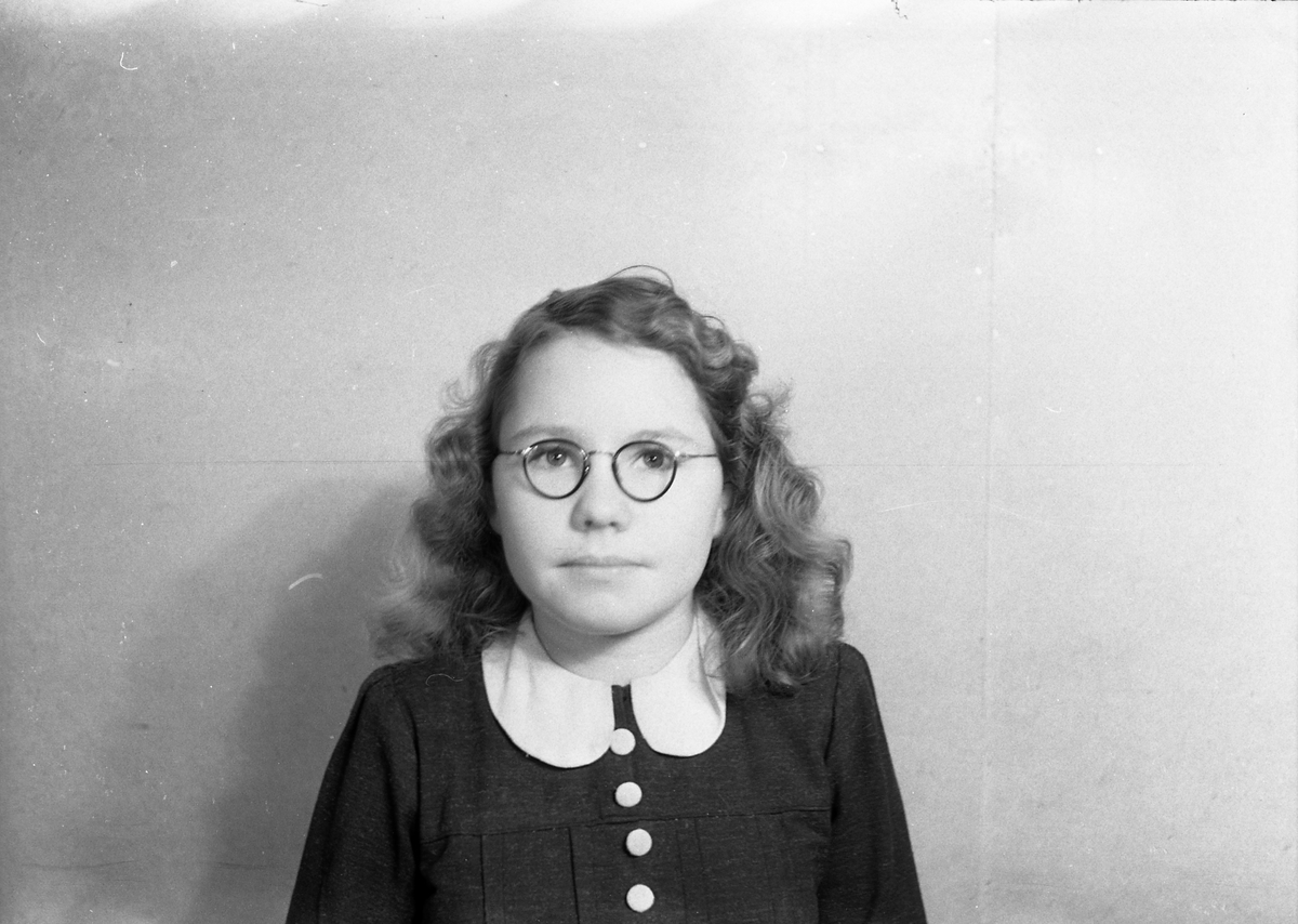 Halvfigurs portrett av en mann og to yngre kvinner. Ingen av de tre er identifisert. Fire bilder der det første er av de tre sammen, de øvrige tre hver for seg.