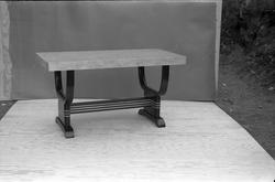 Diverse møbler: Bord, barneseng, stol. Fire bilder.