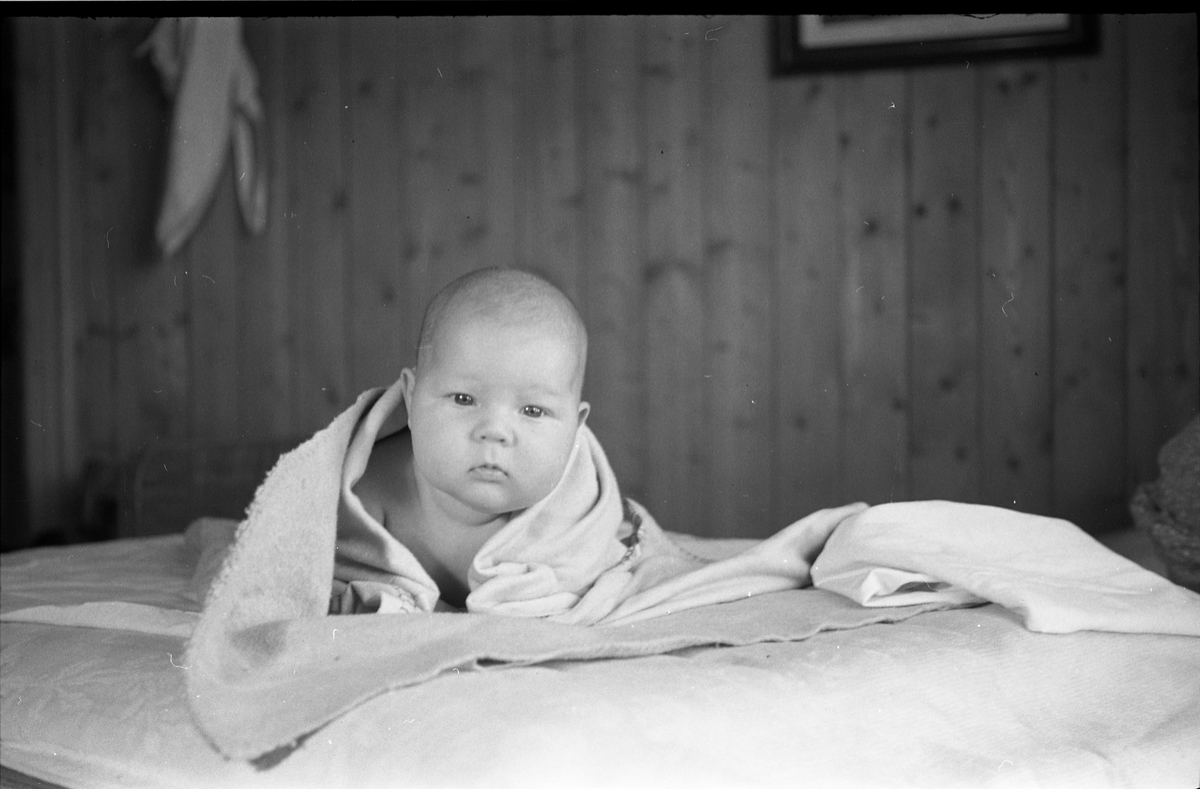 Ingrid Hagen, født Lund fra Brunsberg, med sin førstefødte, dattera Berit. Mars 1947. Serie på 6 bilder, de to første av mor og barn sammen, de fire siste barnet alene.