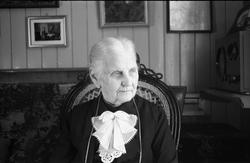 Kvinneportrett. Antatt Thekla Raabe avbildet i sin egen stue