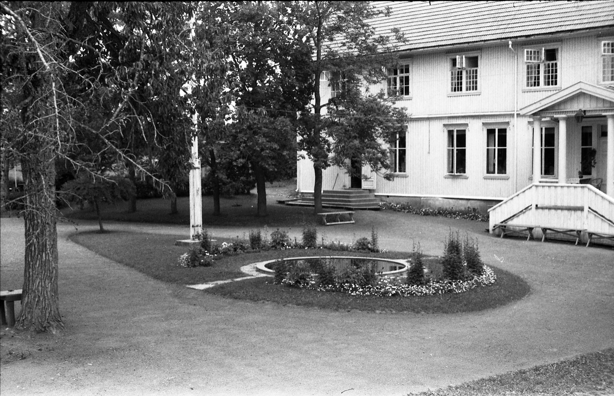 Seks bilder fra gårdsplass og hage på Rogenby øvre (Toten Offentlige Skole), Juli 1948.