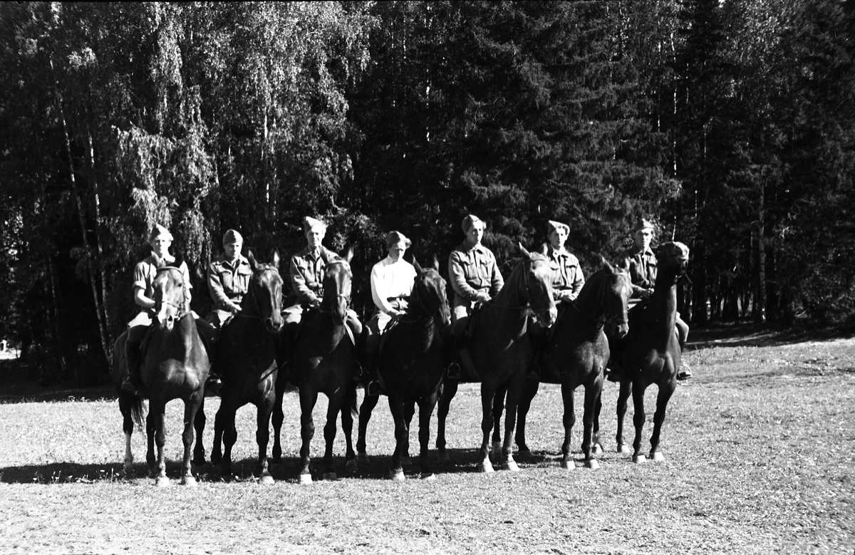 Militære ryttere ved Hærens Hesteskole på Starum august/september 1948. Ingen av rytterne er identifisert.