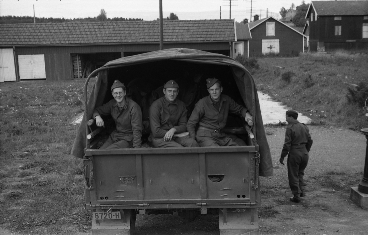 Opplasting av hester på lastebil ved Hærens Hesteskole på Starum september 1948. Serie på 24 bilder. Lengst til venstre på bilde nr. 1 står daværende sersjant Ottar Markeng.
Bildene nr. 1-4 og 17-24 eer trolig fra Hoffsvangen, de øvrige fra Starum Leir.