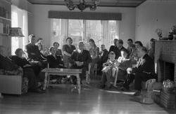 Gruppebilde, trolig tatt i stua hos dr. Torbjørn Lieng (sitt