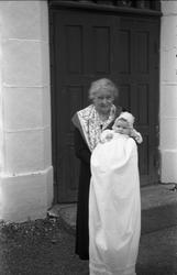 Maria Hole med dåpsbarn, som er Helga Hole Thomesen, foran i